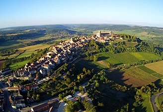 Luftaufnahme der Basilika und des Hügels von Vézelay