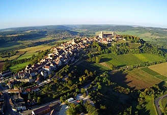 Vista aerea della basilica e della collina di Vézelay