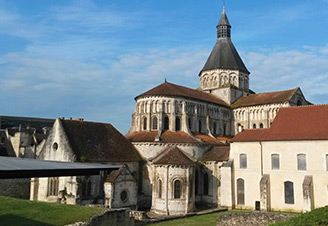 Foto della chiesa di Notre-Dame de la Charité-sur-Loire e della chiesa di Saint-Jacques-le-Majeur ad Asquins