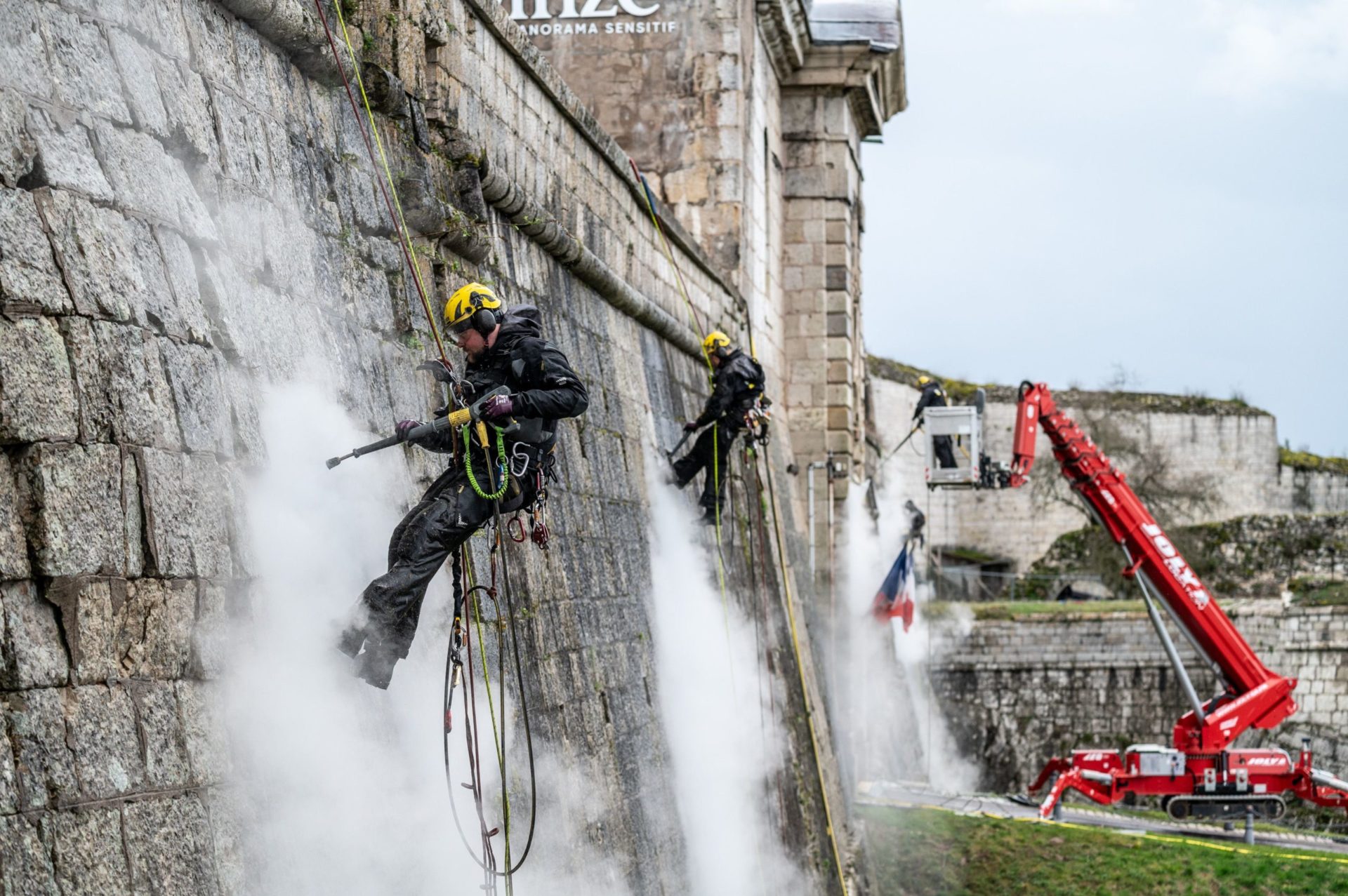 Opération nettoyage de la façade de la Citadelle par Kärcher